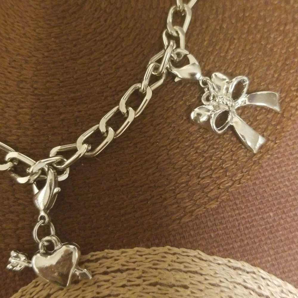 🐏HP🐏Beautiful silver Charm NECKLACE w/4 charms - Picture 3 of 6
